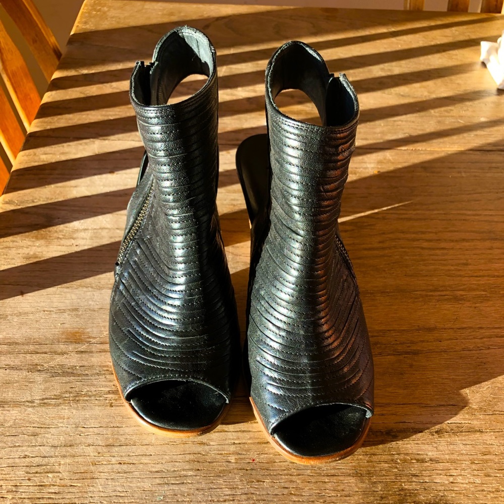 Paul Green leather side zip, peep toe ankle booties
